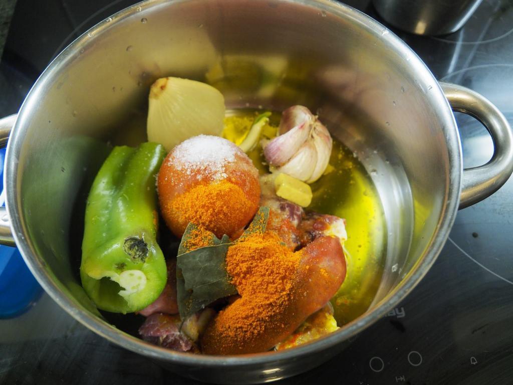 Imagen de, Ingredientes en la olla - lentejas con chorizo