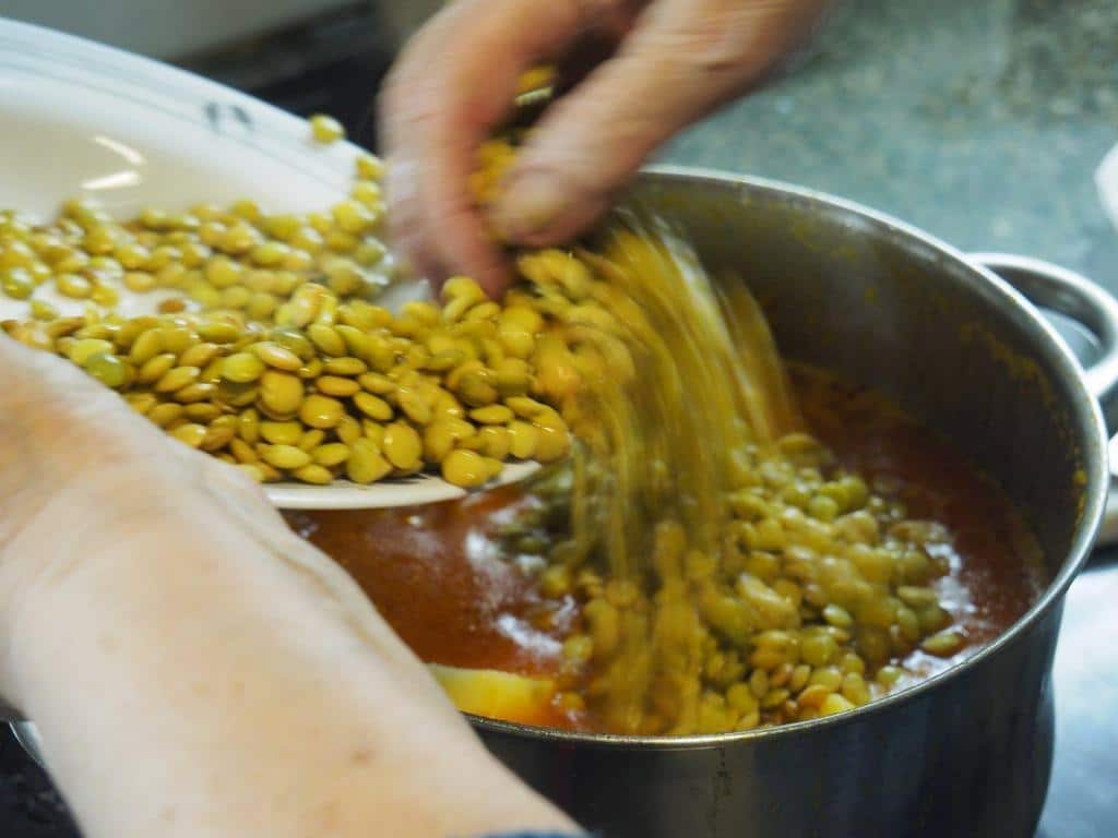 Imagen de, Introduciendo las patatas en la olla - lentejas con chorizo