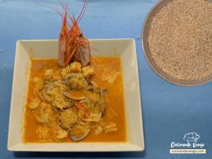 Sopa de quinoa con almejas y gambas